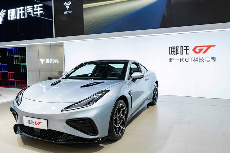 佛山27哪吒汽车在智能汽车领域的表现，领途汽车在新能源汽车市场中的影响力